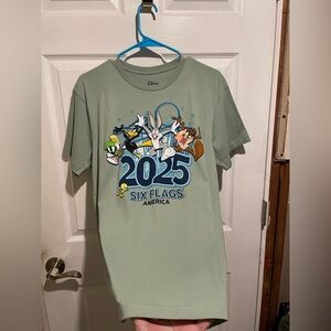Looney Tunes Menβs Six Flags America T-Shirt. Never Been Worn. Size Medium. $20